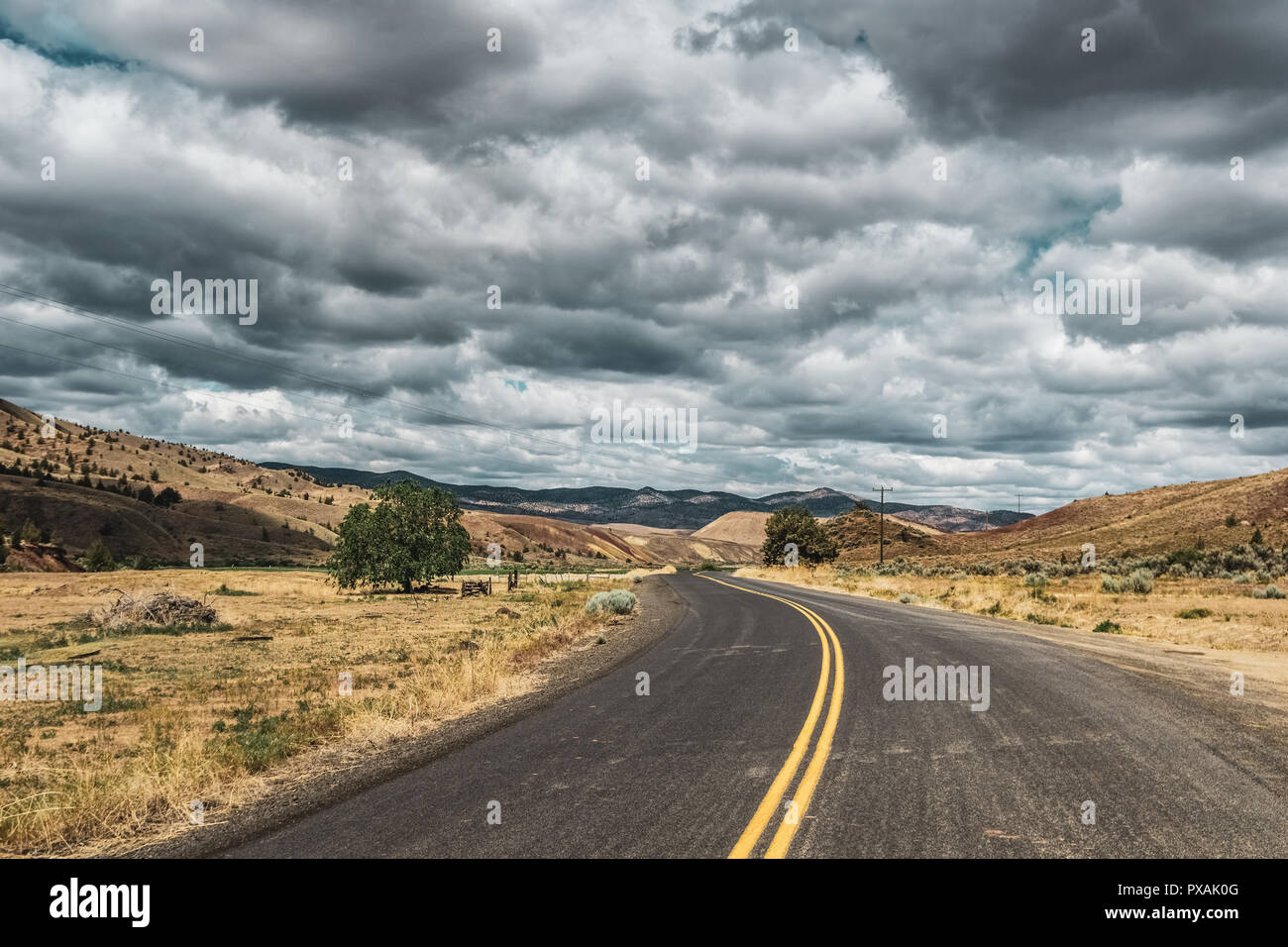 Road Trip in der zentralen Oregon Wüste, John Day Fossil Beds National Monument, USA. Stockfoto