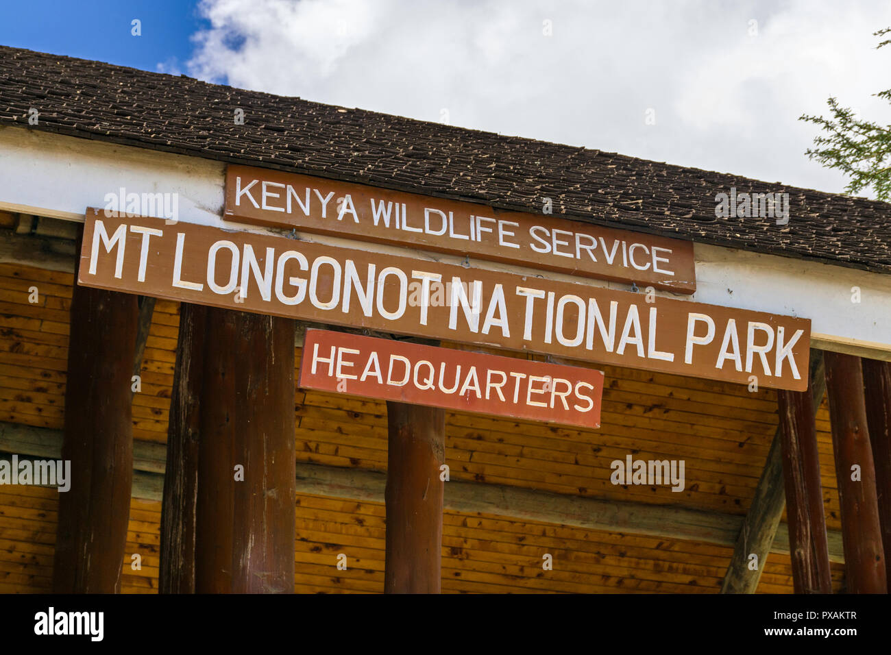 Schild über dem Eingang, Kenya Wildlife Service Mt Longonot Nationalpark Hauptquartier, Kenia Stockfoto