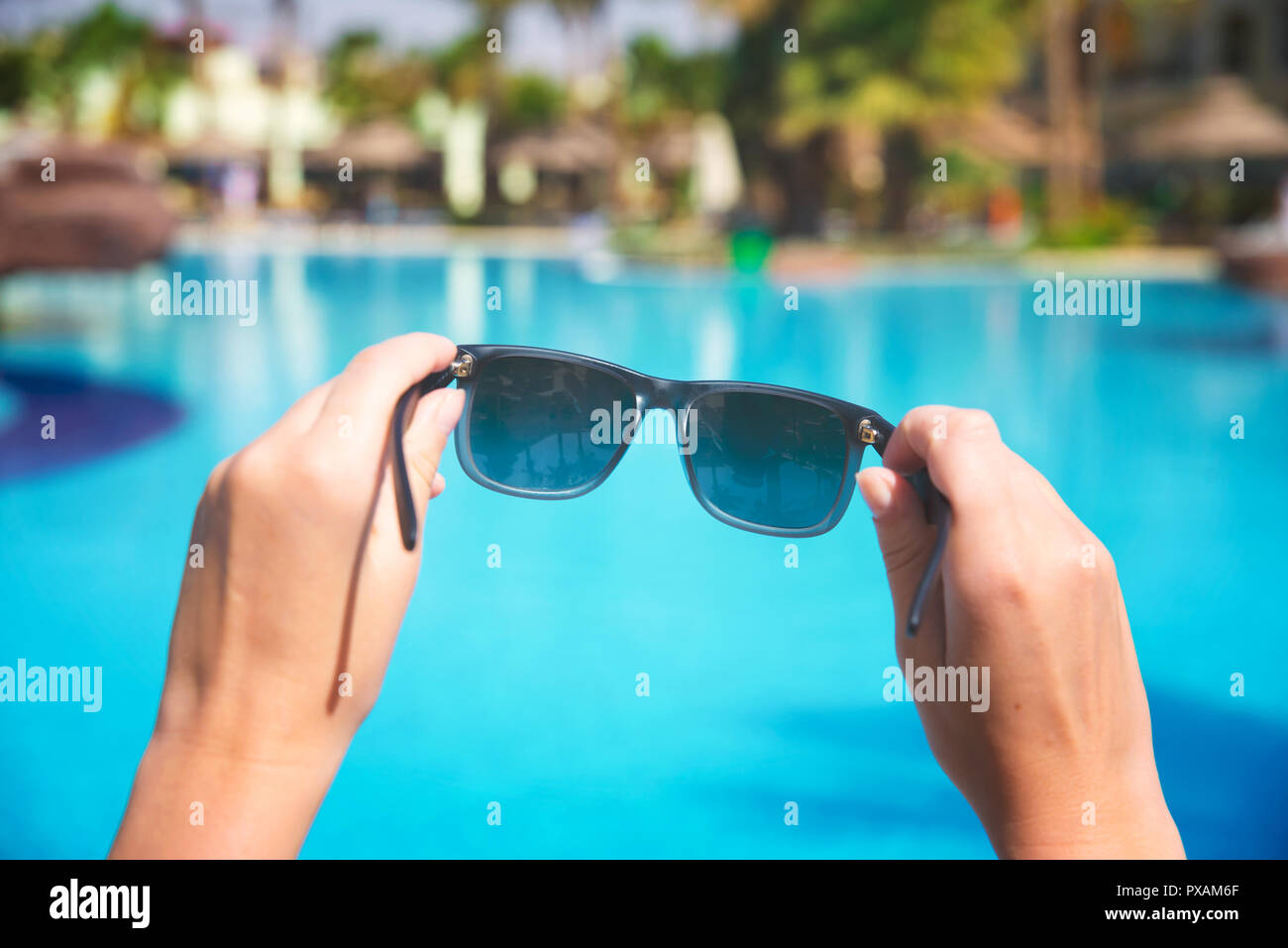 Sonnenbrille auf Pool Hintergrund Stockfoto