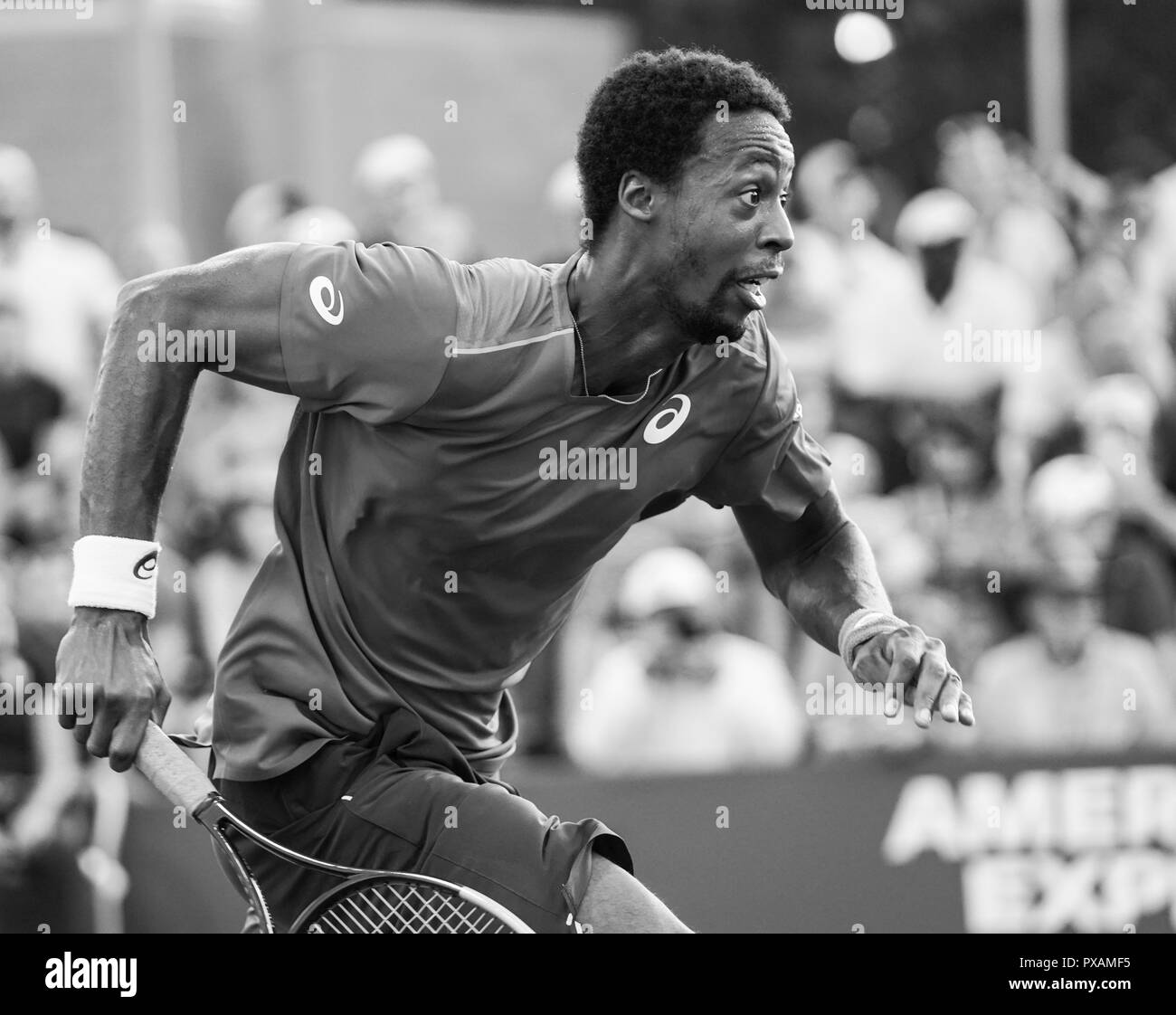 New York, NY - 28. August 2018: Gael Monfils von Frankreich erreicht für Kugel während der US Open 2018 Runde 1 Spiel gegen Facindo Bagnis von Argentinien an USTA Billie Jean King National Tennis Center Stockfoto