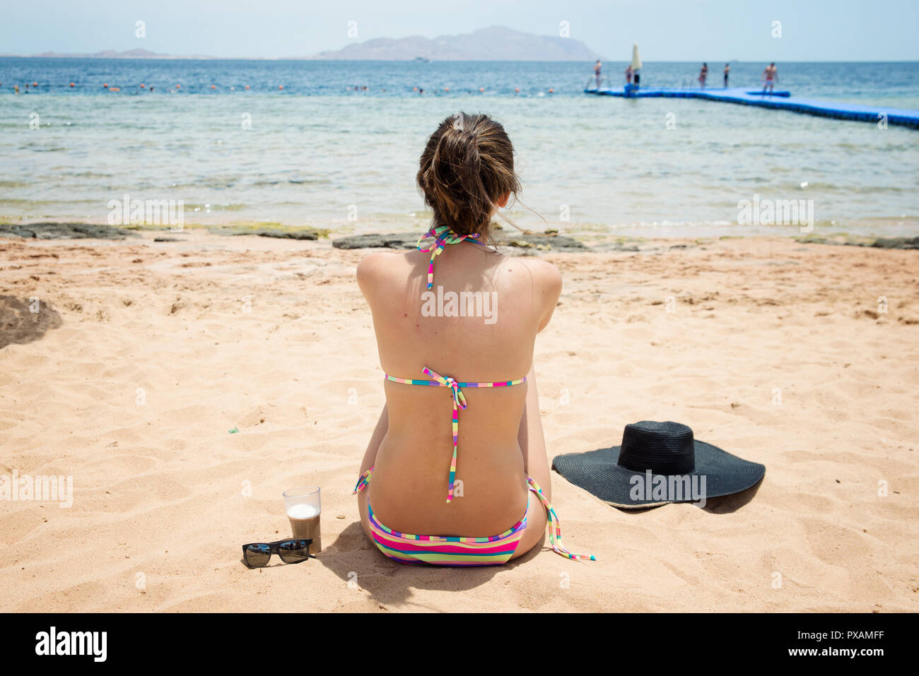Frau in einem Badeanzug am Strand Stockfoto