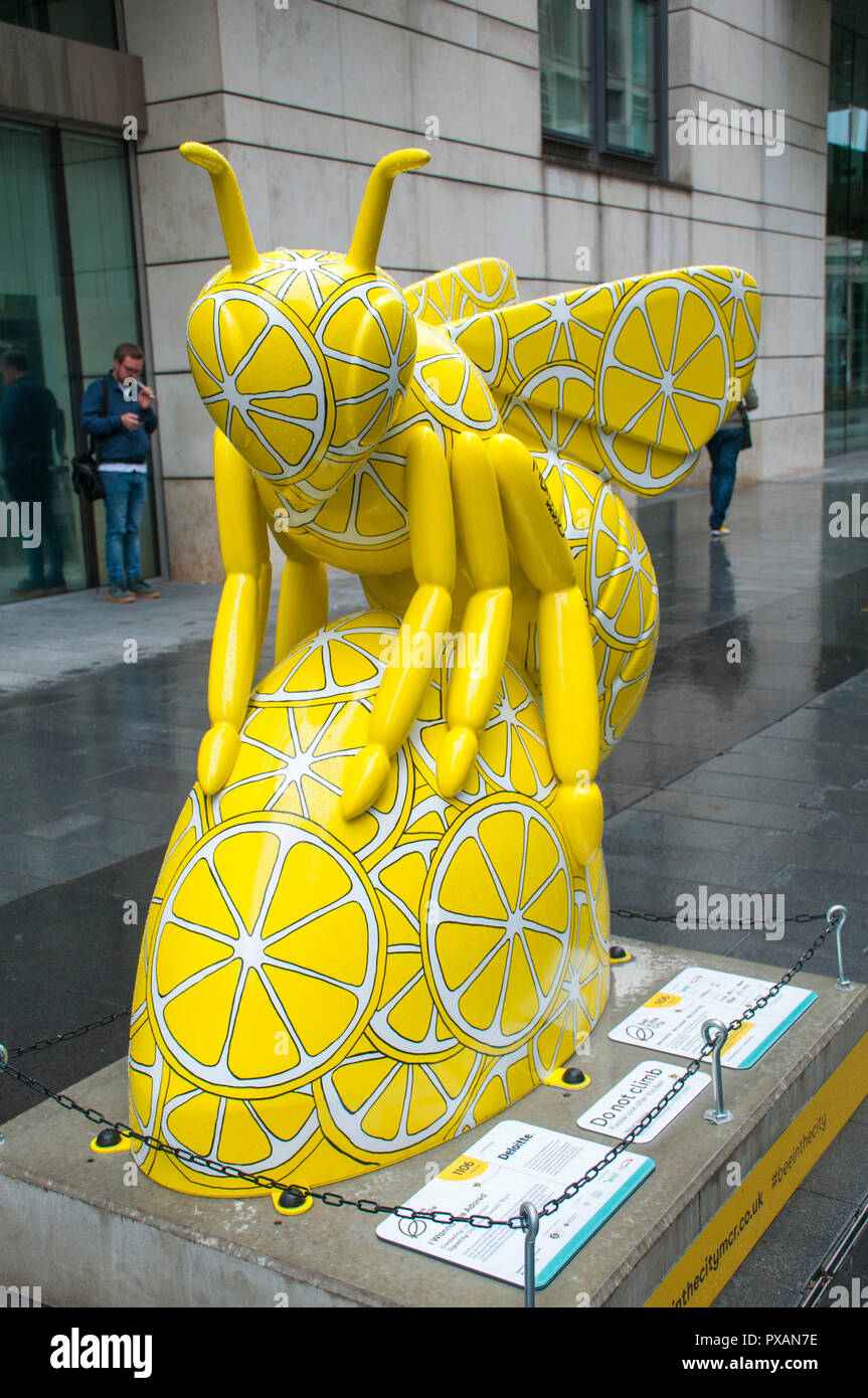 I Wanna Bee verehrt, von Lesley Hamilton. Eine der Biene in der Stadt Skulpturen, Neubaugebietes Spinningfields entfernt, Manchester, UK. Stockfoto