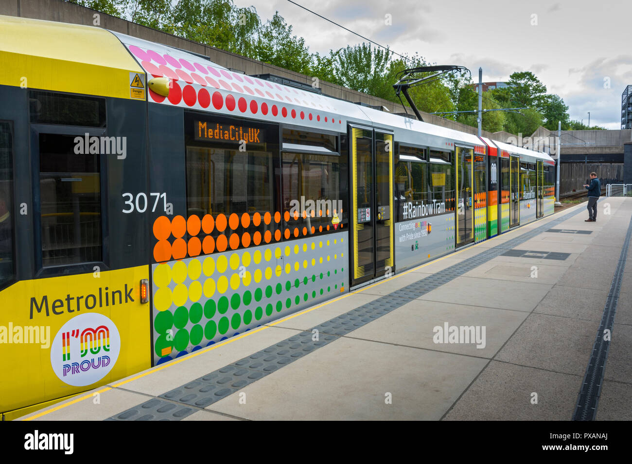 Der Regenbogen Straßenbahn, ein Manchester Metrolink Tram mit Regenbogen Farben der Manchester Pride Festival, Manchester, England, UK zu feiern. Stockfoto