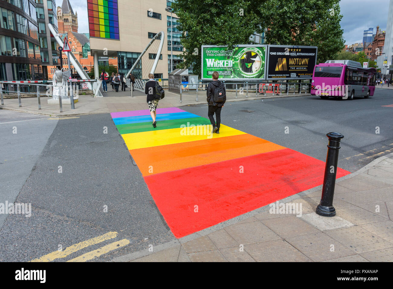 Einen Fußgängerüberweg mit Regenbogen Farben bemalt das Manchester Pride Festival zu feiern, außerhalb der Bahnhof Piccadilly, Manchester, England, Großbritannien Stockfoto