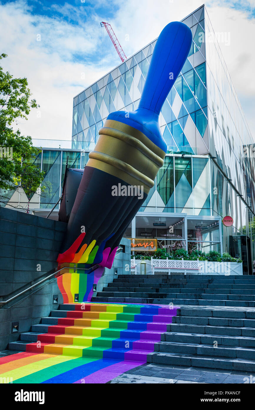 Riesigen aufblasbaren Pinsel mit Regenbogen Farben, feiern Pride Festival. An der Avenue, Neubaugebietes Spinningfields entfernt, Manchester, England, Großbritannien Stockfoto