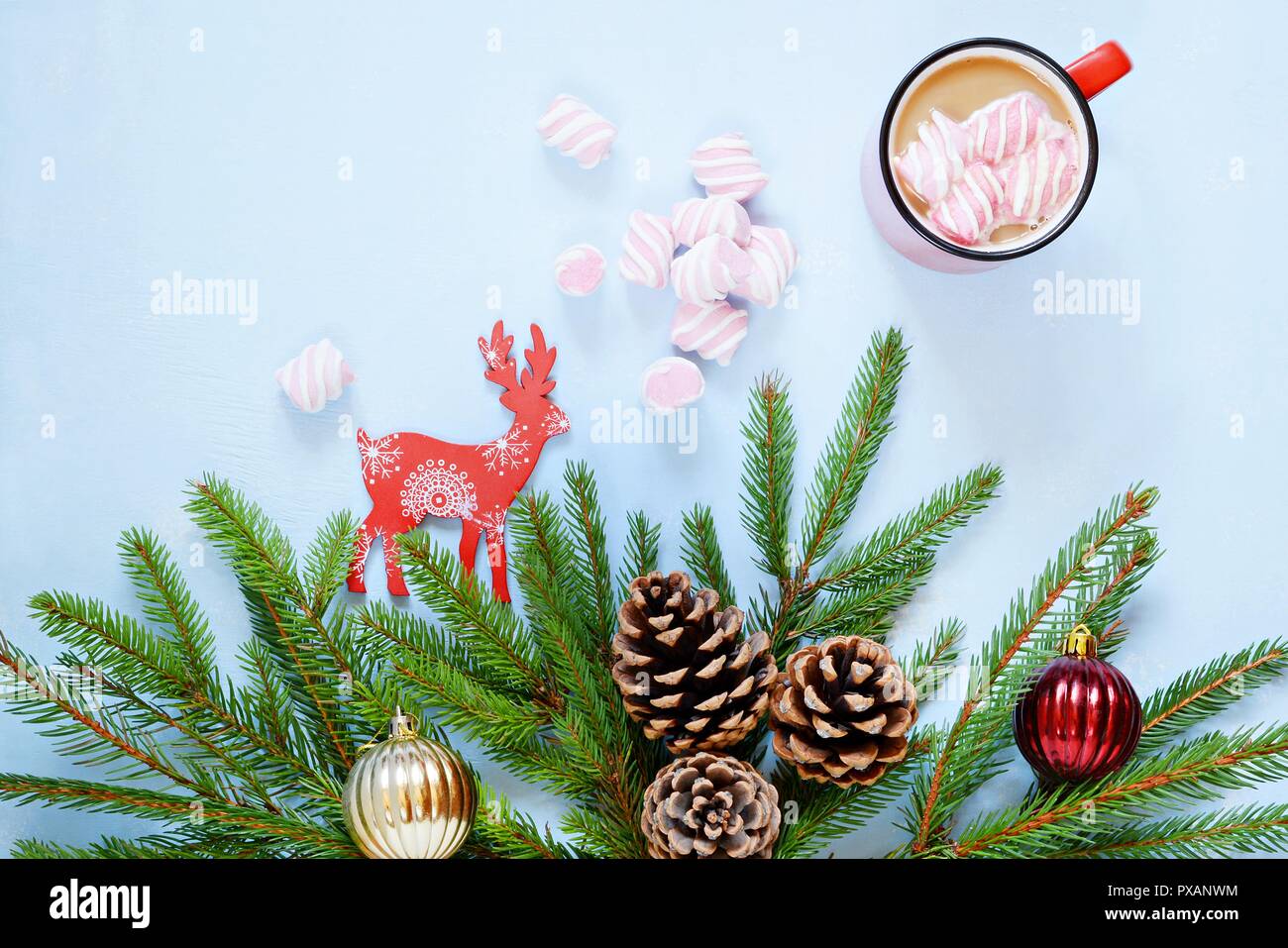 Neues Jahr und Weihnachten Dekoration kleine Tanne Baum Weihnachten Kugeln und Konen der Tasse mit Kaffee und murshmallows, süß und niedlich Komposition. Win Stockfoto