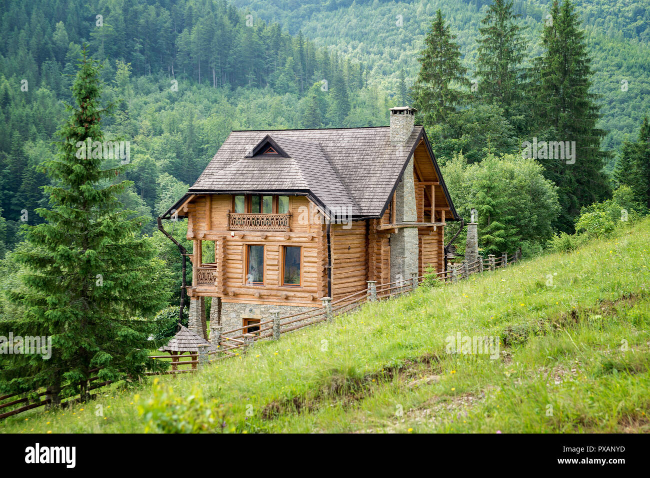 Holz- Haus in den Bergen Stockfoto