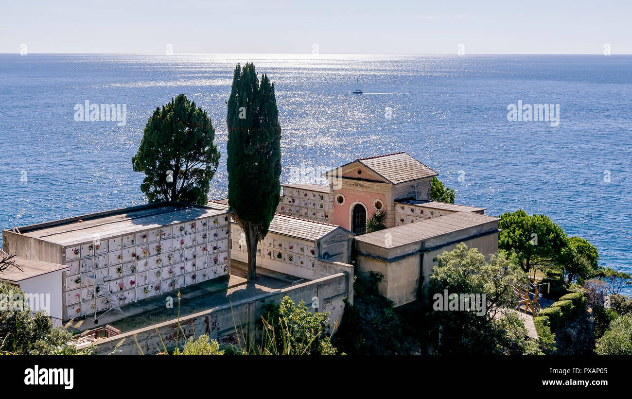 Kleine Friedhof mit Blick auf das Meer in der Cinque Terre, Ligurien, Italien Stockfoto