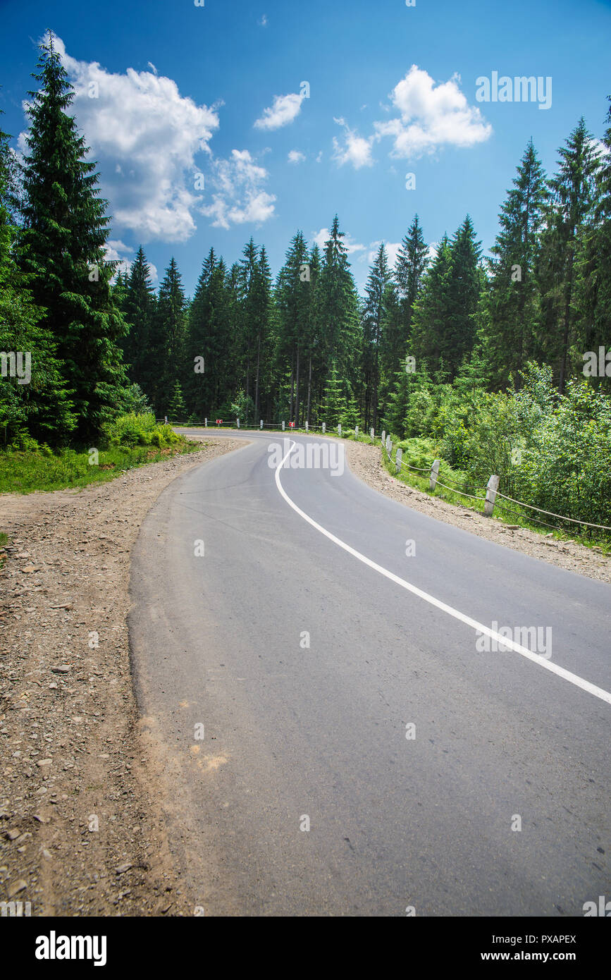 Straße in den Karpaten. Stockfoto