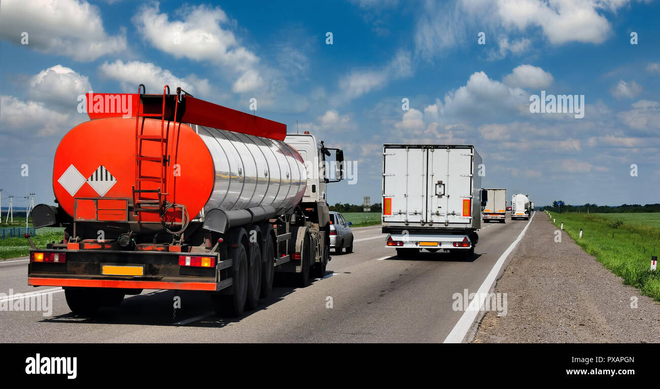 Tankwagen Tankwagen liefern -Fotos und -Bildmaterial in hoher Auflösung – Alamy