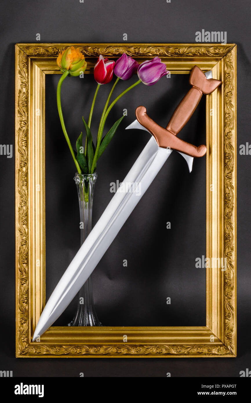 Stahl Schwert mit Bronze Griff und Tulpe Blumen in Gold baguette Rahmen. Mittelalterliche Symbol der Aristokratie und des Adels Stockfoto