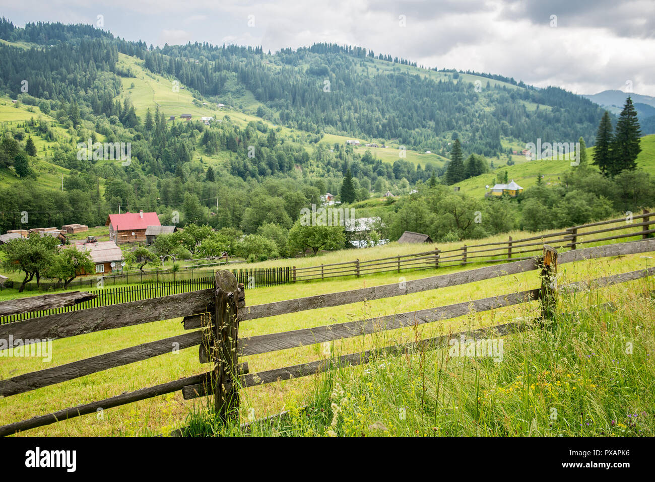 Dorf in den Karpaten. Stockfoto