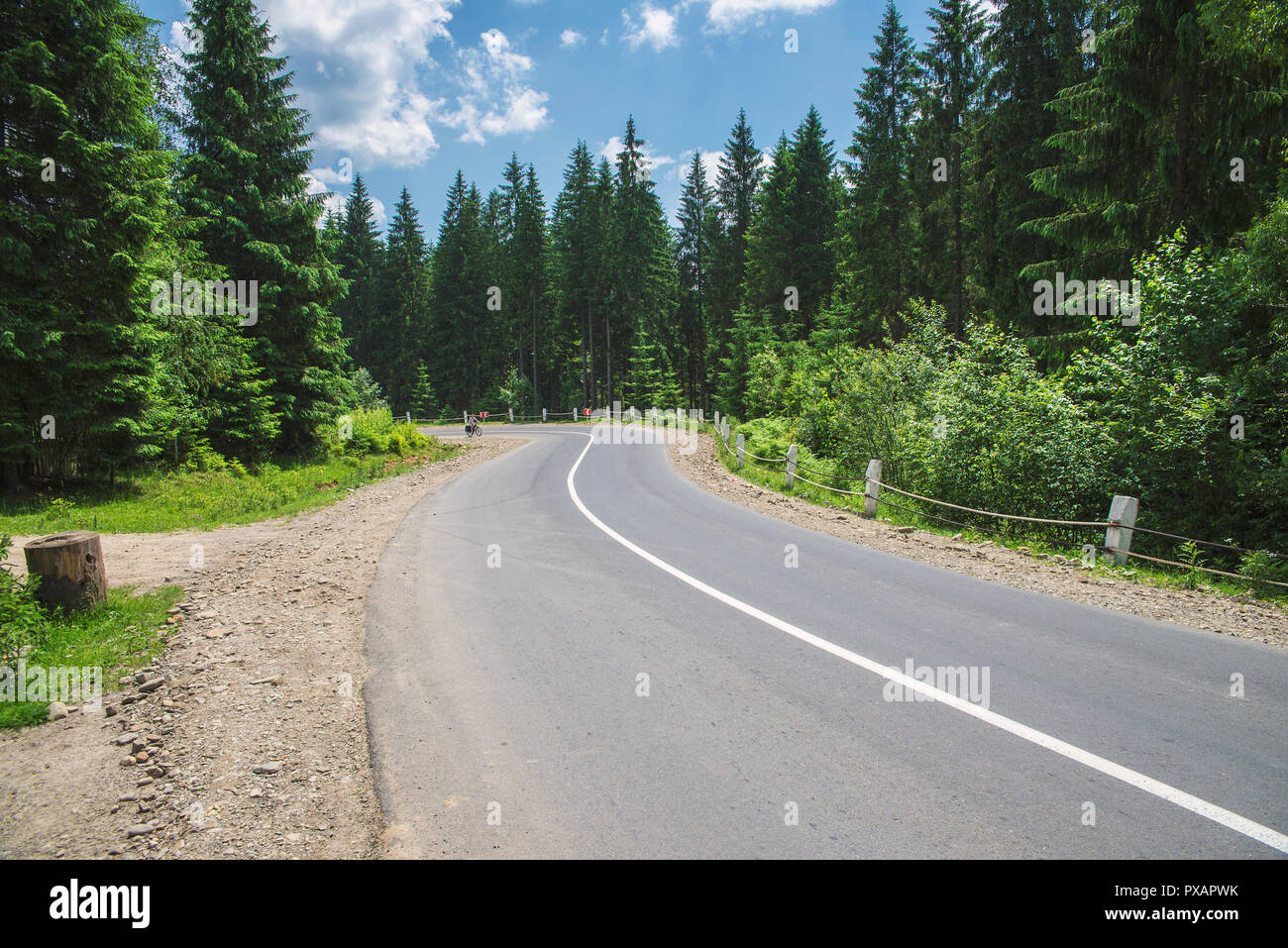 Straße in den Karpaten. Stockfoto