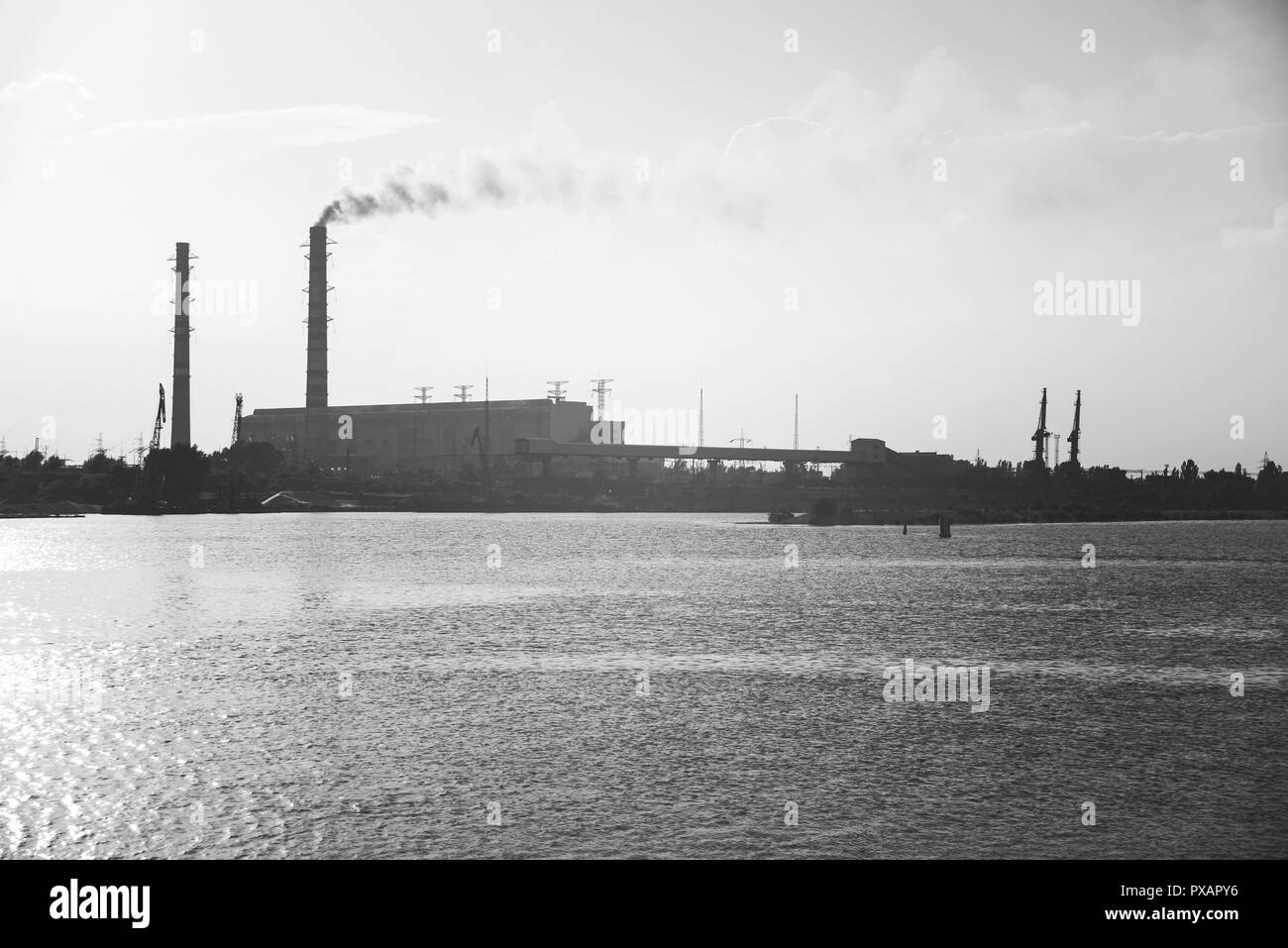 Thermisches Kraftwerk am Ufer des Flusses Stockfoto