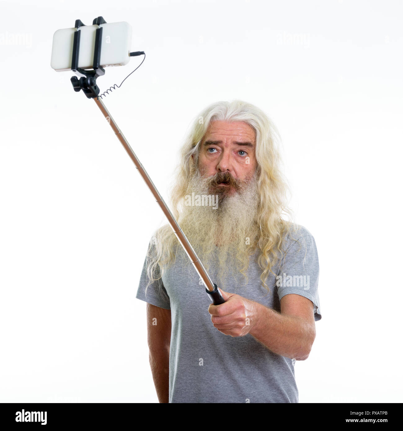 Studio shot der älteren bärtigen Mann unter selfie Bild mit mob Stockfoto