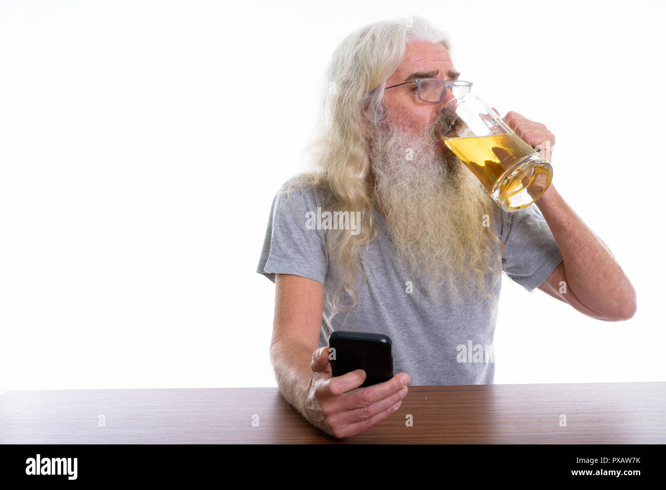 Studio shot der älteren bärtigen Mann mit Handy und Trinken Stockfoto