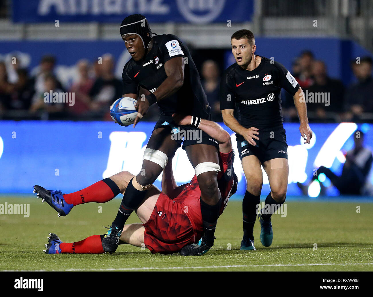 Sarazenen Maro Itoje (links) ist während der Heineken europäischen Champions Cup match bei der Allianz Park, London in Angriff genommen. Stockfoto