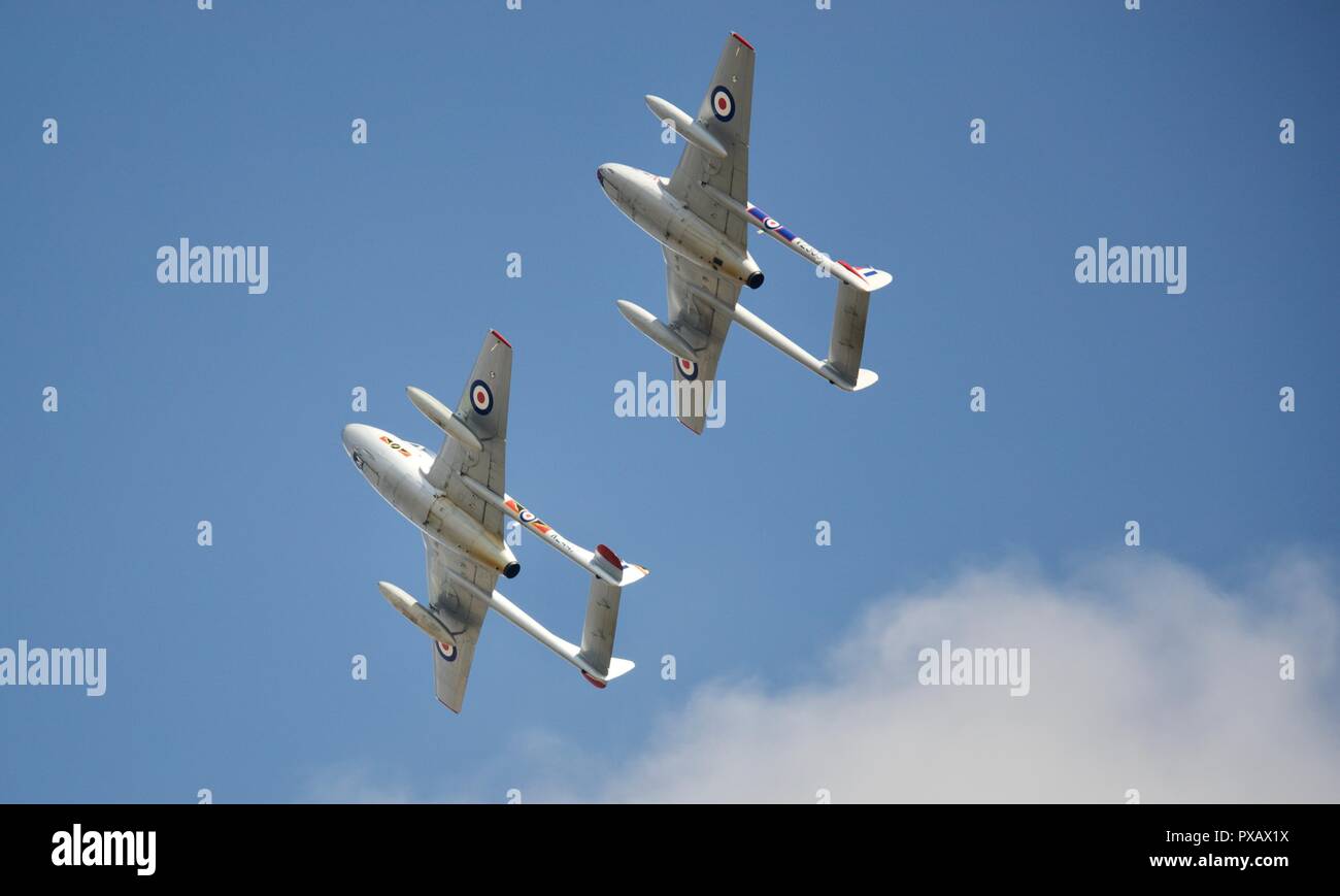 Zwei de Havilland Vampire Jets, die von der norwegischen Luftwaffe historische Squadron betrieben 2018 Royal International Air Tattoo fliegen Stockfoto