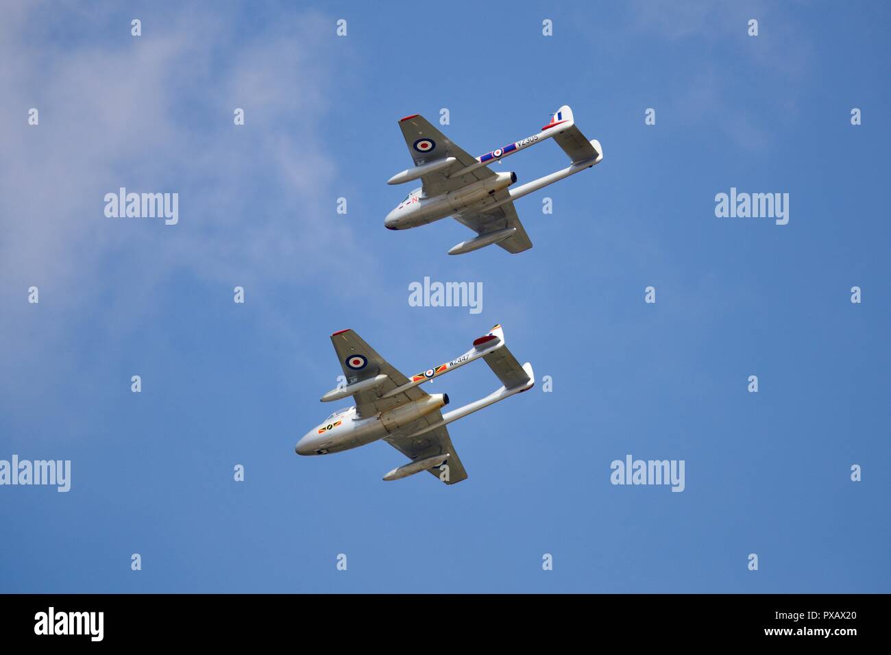 Zwei de Havilland Vampire Jets, die von der norwegischen Luftwaffe historische Squadron betrieben 2018 Royal International Air Tattoo fliegen Stockfoto