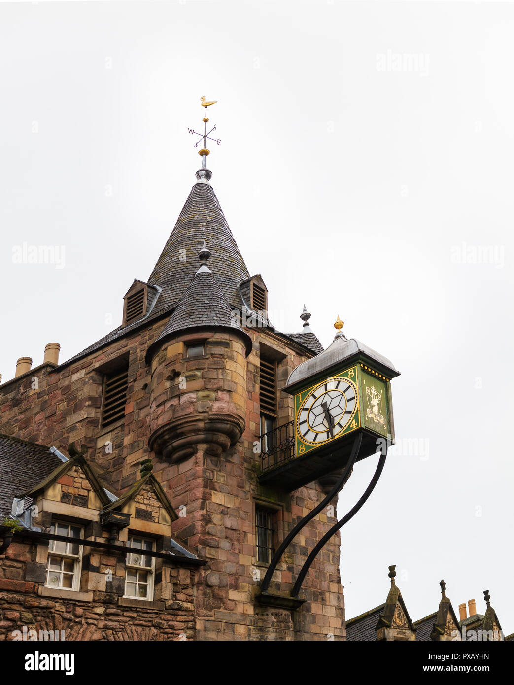 Canongate Mautstelle, ein historisches Wahrzeichen der Altstadt von Edinburgh. Schuß an einem bewölkten Tag Stockfoto