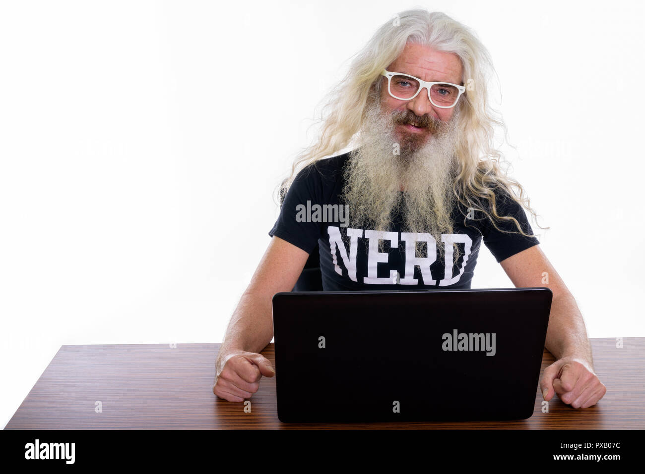 Studio shot von Happy senior Bärtigen nerd Mann lächelnd, während weari Stockfoto