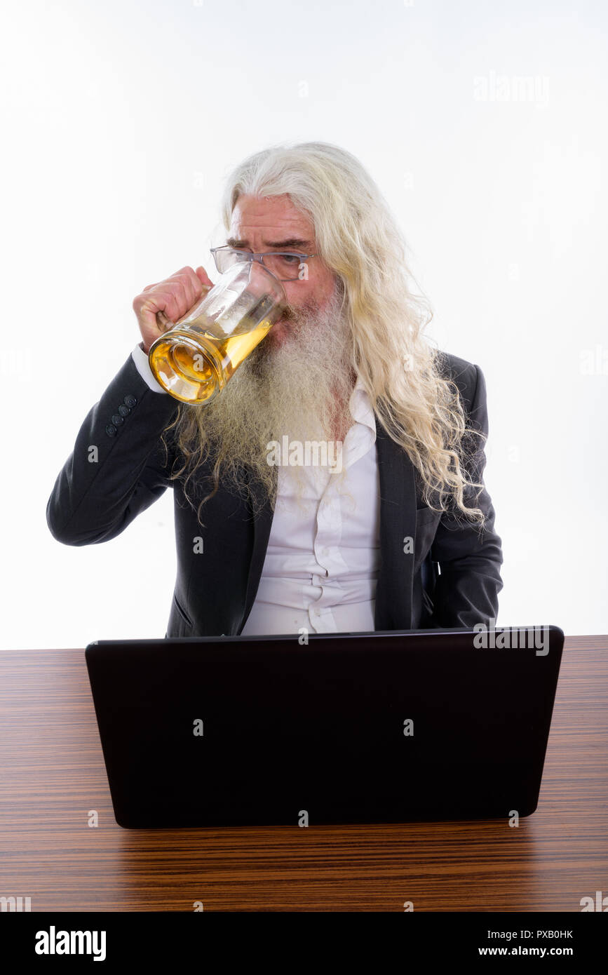 Studio shot der älteren bärtigen Geschäftsmann trinken Glas Bier Stockfoto