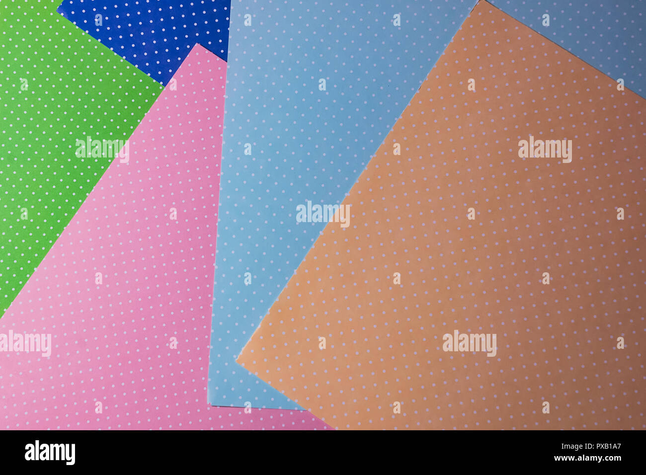 Mehrfarbige abstrakte Papier von Pastelltönen mit geometrischen Form Flach, Minimalismus Stil. Stockfoto