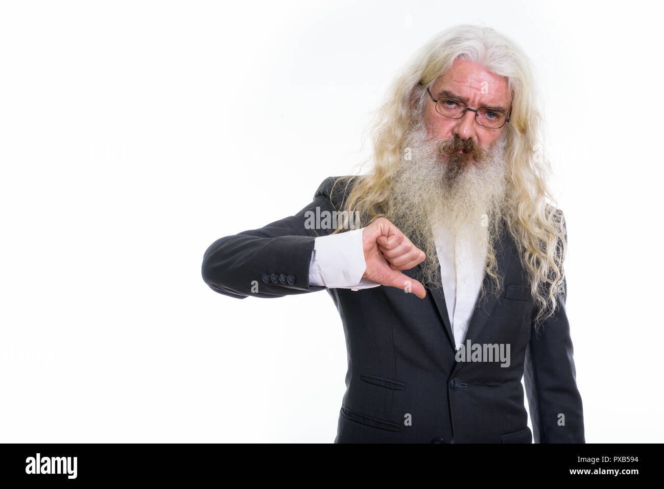 Studio shot der älteren bärtigen Geschäftsmann geben Daumen nach unten Stockfoto