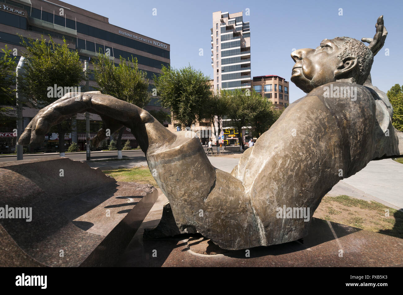 Armenien, Yerevan, Platz der Freiheit, Schwanensee, Arno Babajanyan Statue Stockfoto