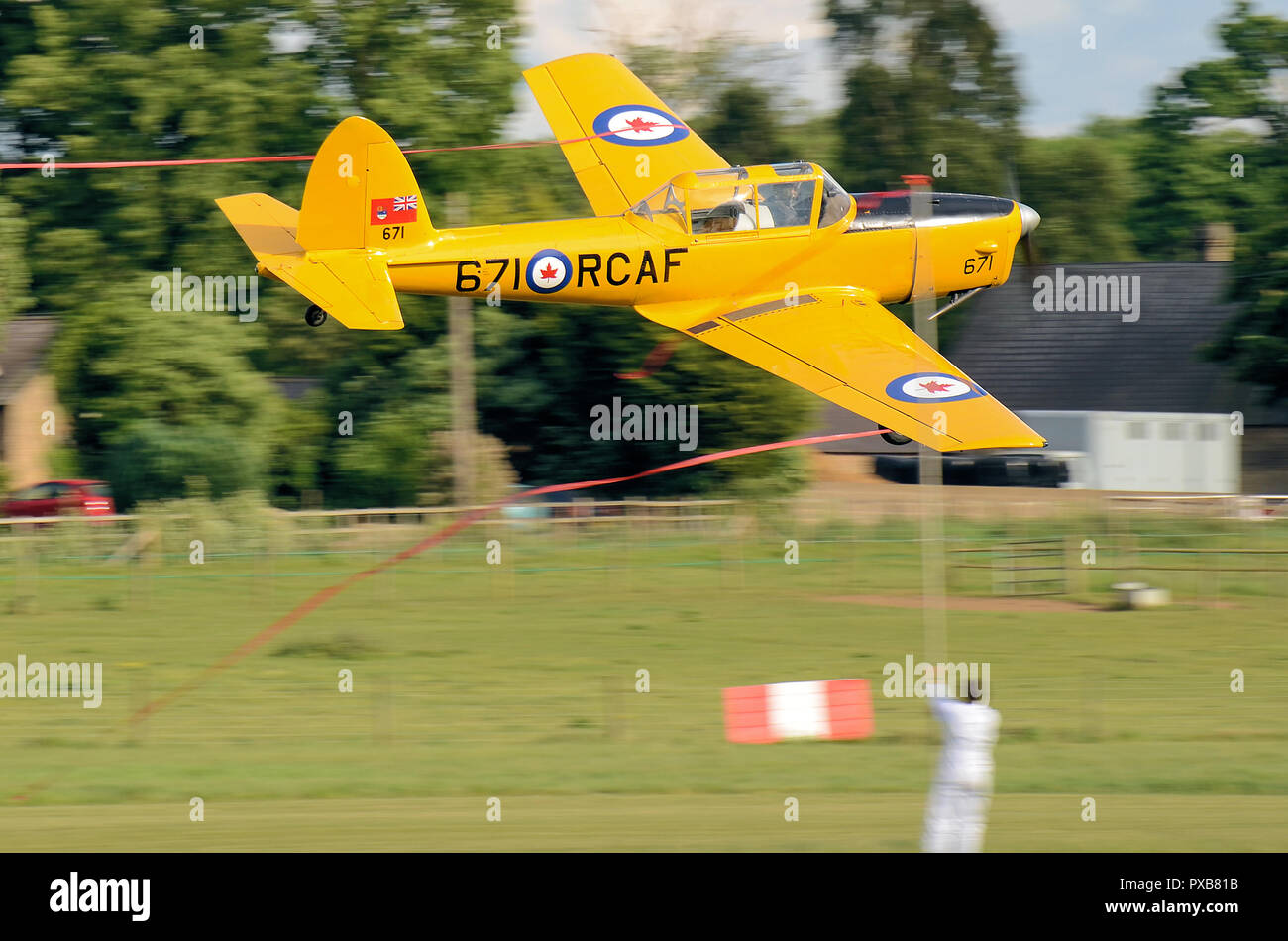 De Havilland Canada Chipmunk T22 in der Royal Canadian Air Force gelben Farben. Fliegen bei Shuttleworth Airshow mit Bändern von Stunt unter Limbo Stockfoto