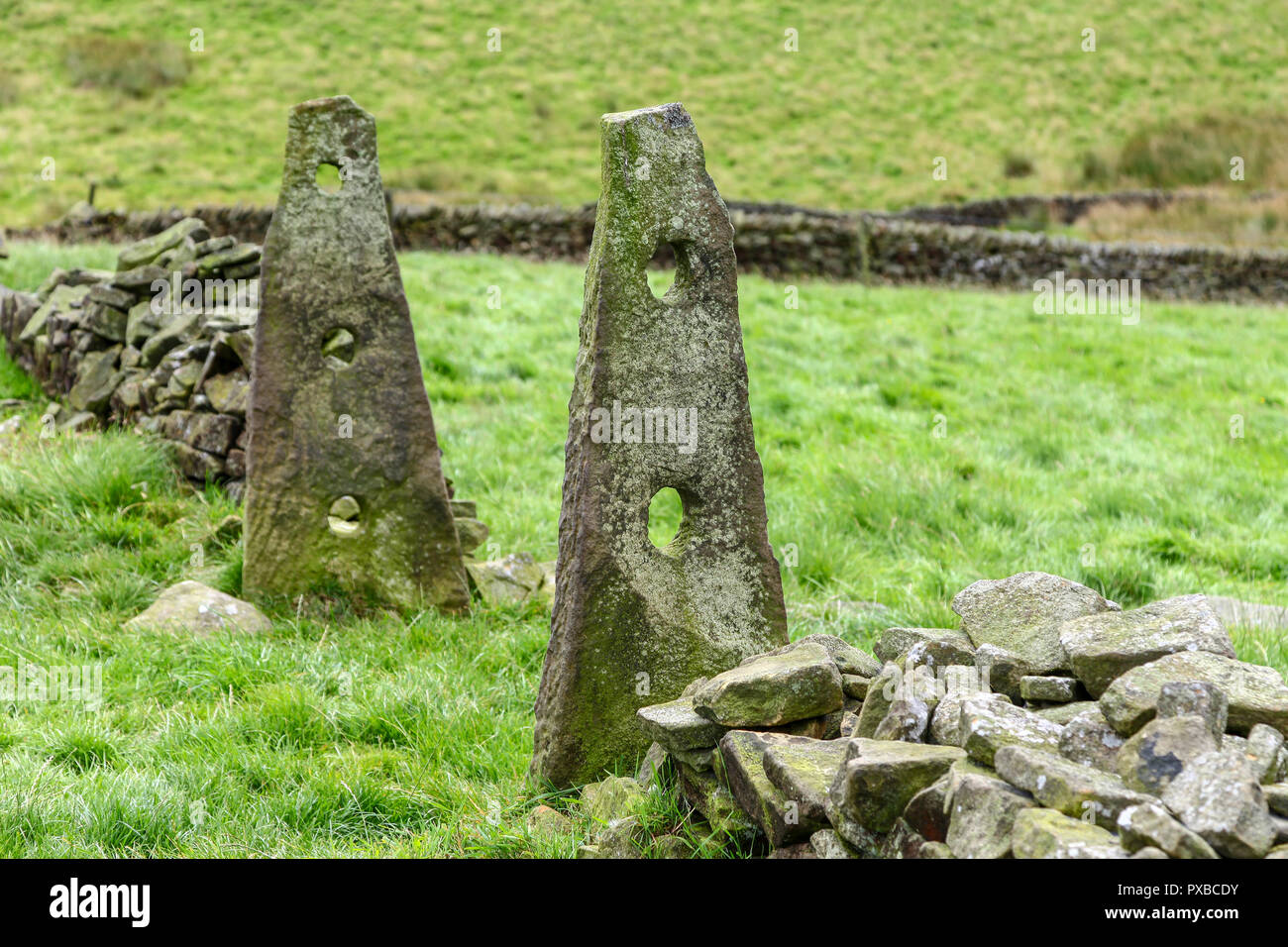 Ungewöhnliche Stone Gate Beiträge mit Löchern in der Nähe von Rainow, Cheshire, England, Großbritannien Stockfoto