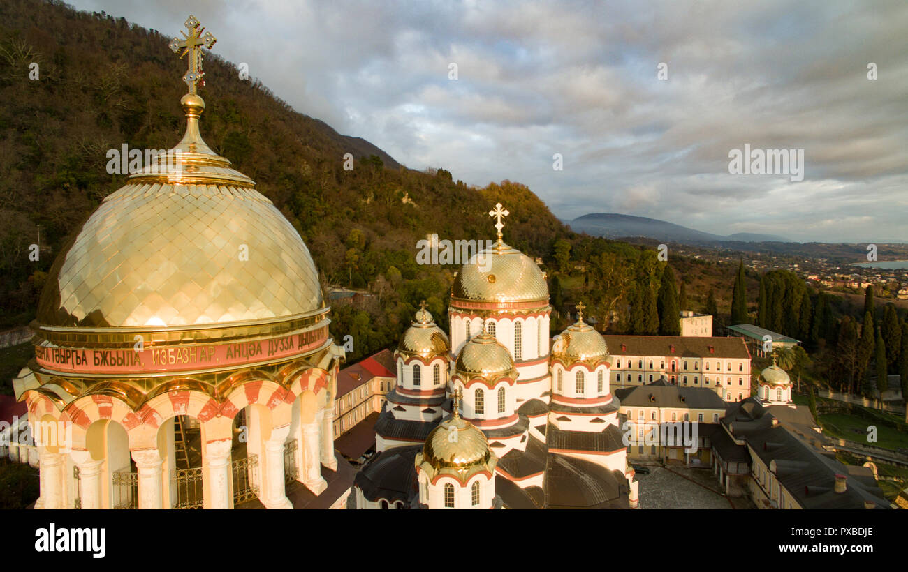 Neue Athos, Abkhazia-February 24, 2018: Ein altes Kloster von Russischen Mönchen gebaut. Christian Relikt. Stockfoto