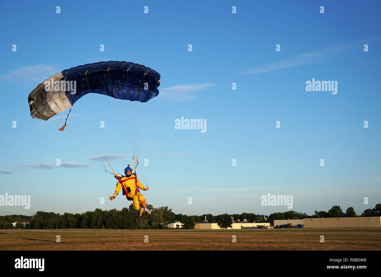 Skydiver unter einem dunkelblauen wenig Überdachung eines Fallschirm ist Landung auf dem Flugplatz, close-up. High-speed Landung der Fallschirmspringer vor dem Hintergrund der Stockfoto