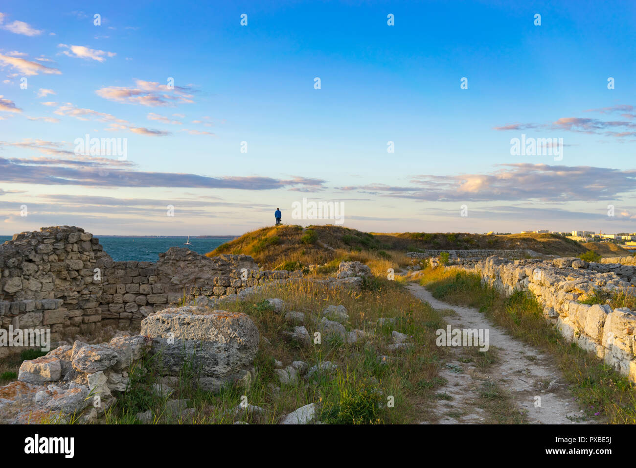 Sewastopol, Crimea-June 17, 2016: Alte Basilika Spalten der Creek Kolonie Chersonesos mit der Ansicht von St. Vladimir's Cathedral, Sewastopol, Krim Stockfoto