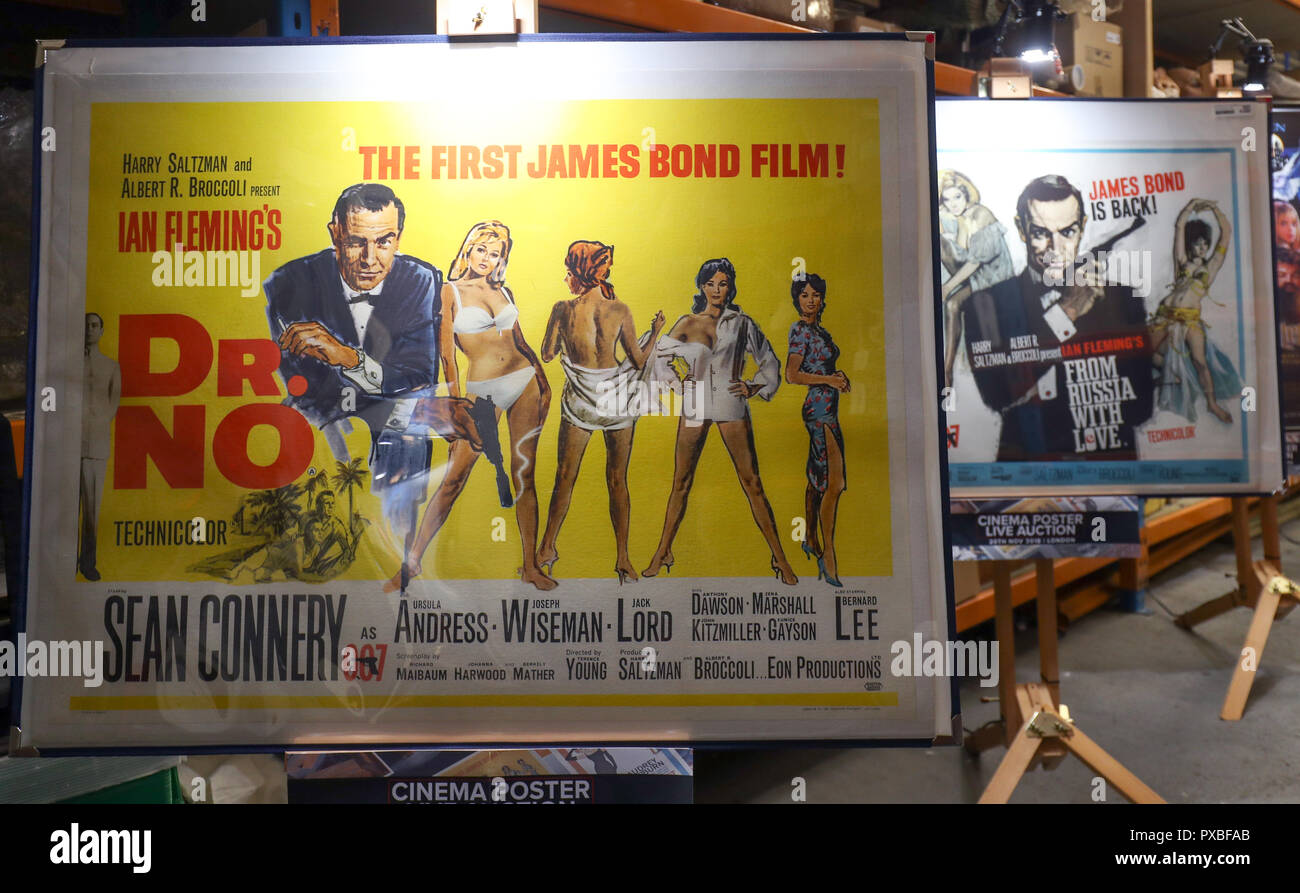 Auf 0001 ein Embargo verhängt Montag, den 22. Oktober 1962 ein Plakat für den James Bond Film Dr Keine auf dem Display neben einem Poster für den Bond Film 1963 aus Russland mit Liebe in eine Vorschau auf die bevorstehende Kino Plakat Auktion an der Prop Shop Head Office in der Nähe von Rickmansworth. Stockfoto