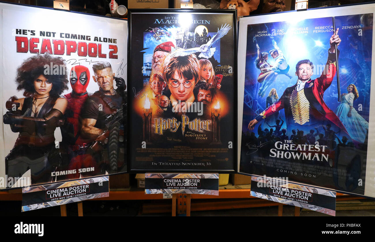 Film Poster für deadpool 2, unterschrieben von Ryan Reynolds und Josh Brolin, Harry Potter und der Stein des Zauberers, unterschrieben von Daniel Radcliffe, Rupert Grint und Emma Watson und der größte Showman, von Hugh Jackman in einer Vorschau auf die kommenden Kino Plakat Auktion unterzeichnet am Prop Shop Head Office in der Nähe von Rickmansworth. Stockfoto