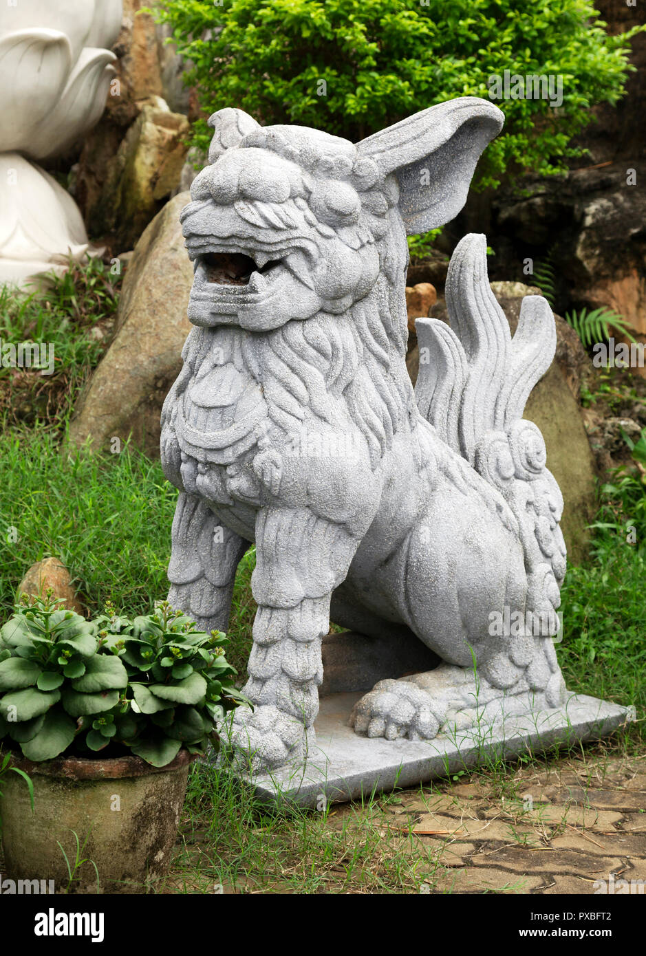 Löwen aus Marmor am Eingang eines Tempels, Vietnam Stockfoto