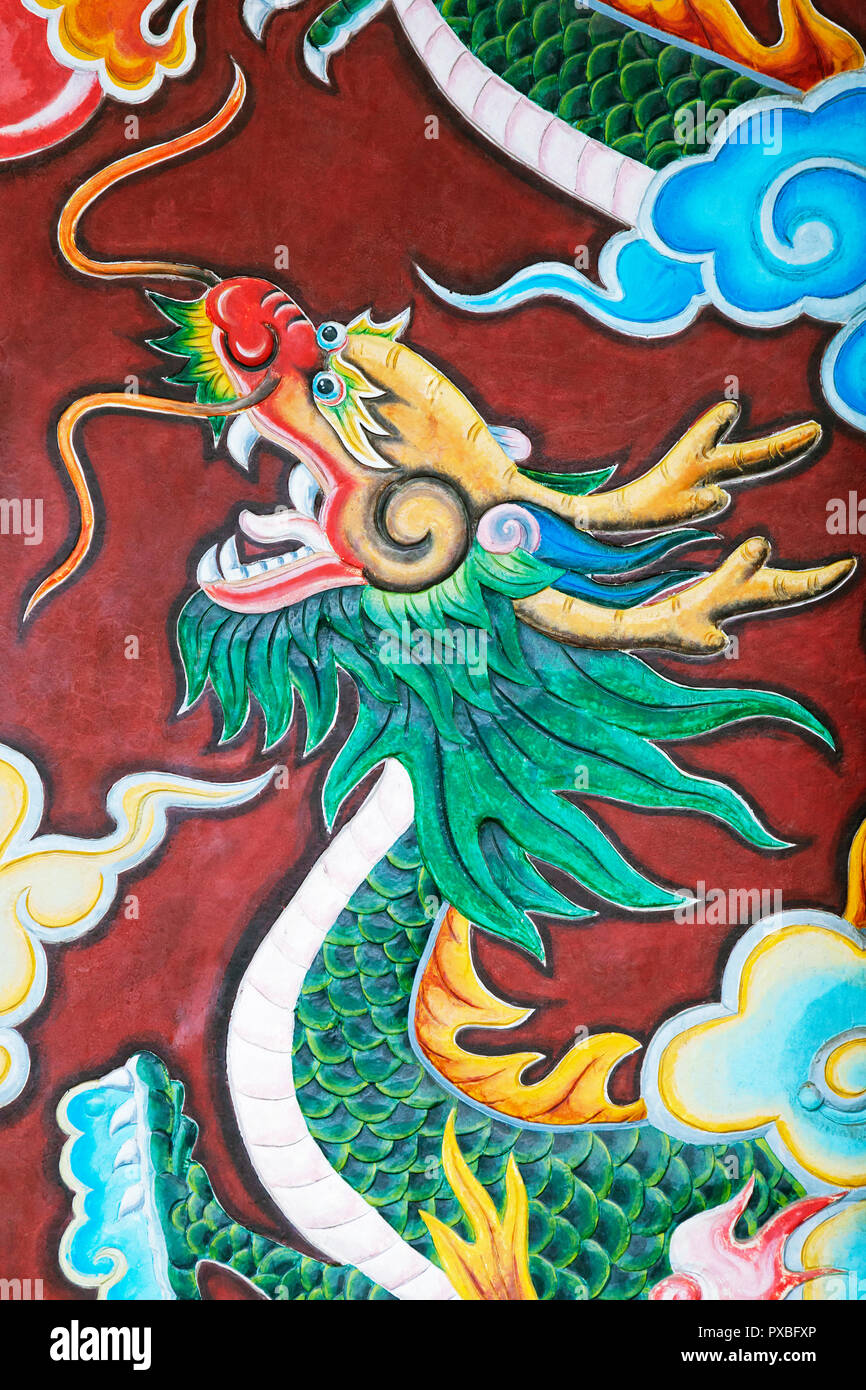 Drachen Bemalung eines Tempels in Vietnam. Stockfoto