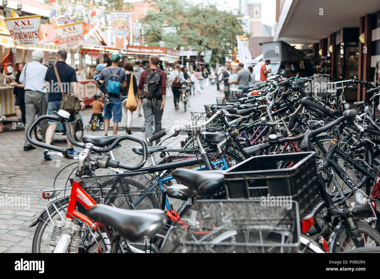 Deutschland, Münster, 25. September 2018: eine Menge Fahrräder sind auf der Straße. Beliebte und umweltfreundlichen Verkehr in Europa. Stockfoto