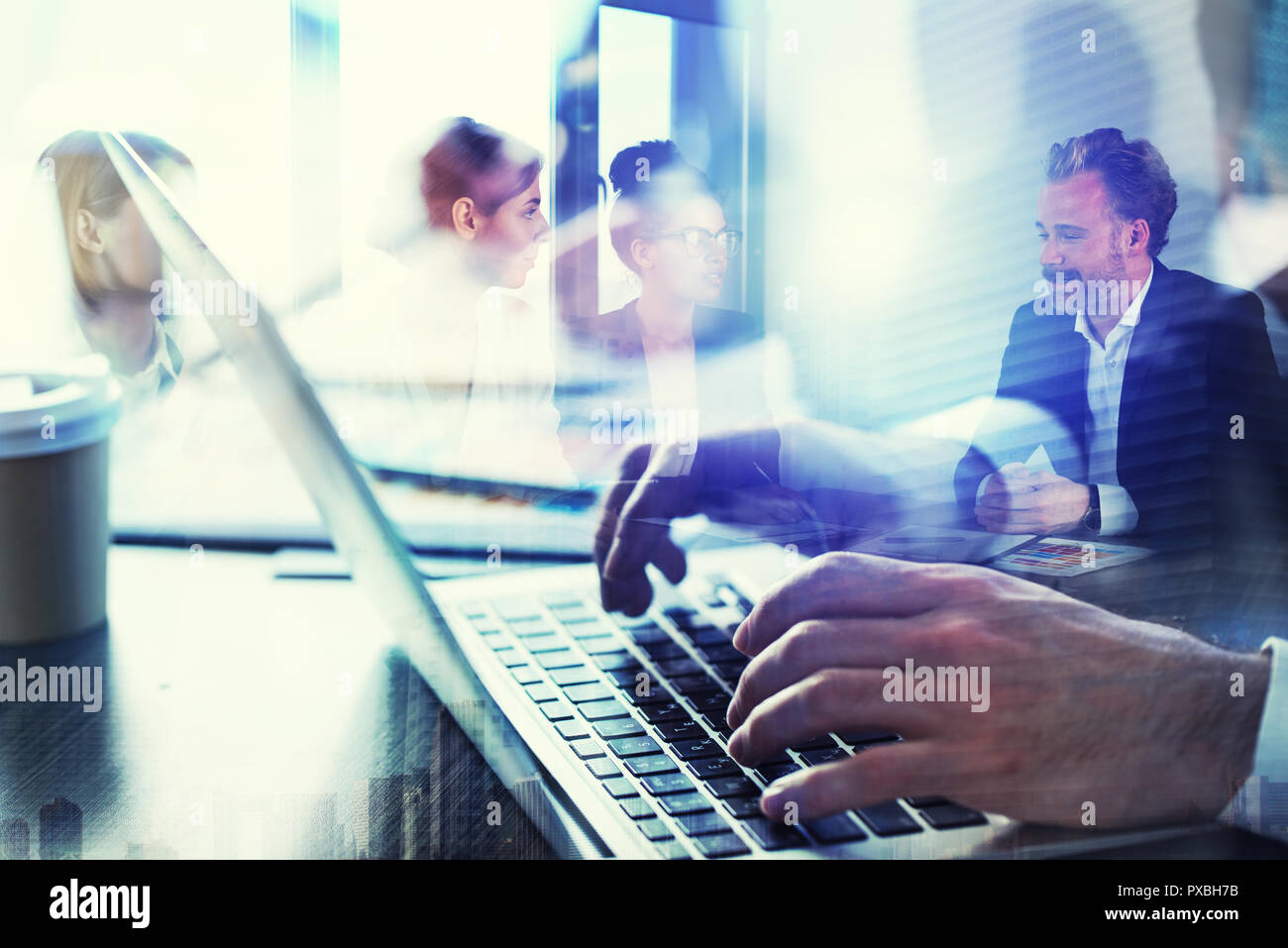 Business Mann arbeitet im Büro mit Laptops im Vordergrund. Konzept der Teamarbeit und Partnerschaft. Double Exposure Stockfoto