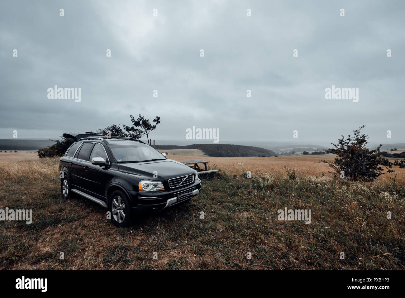 Schwarze schiene Auto steht auf einem Feld Stockfoto