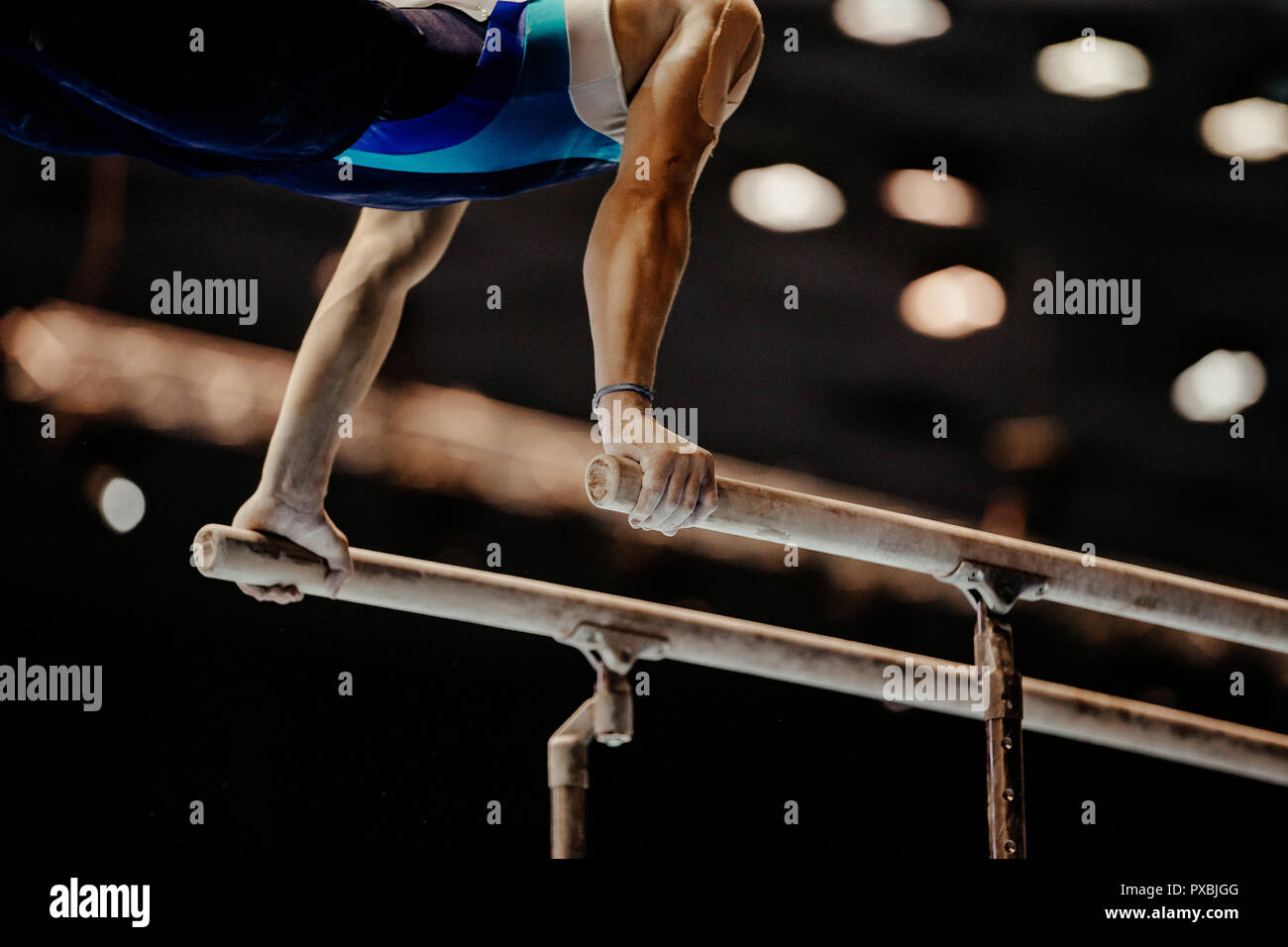 Gymnast Übung parallel Bars in der künstlerischen Gymnastik Stockfoto