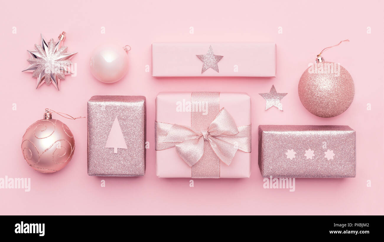 Pastellrosa minimal Weihnachten Banner. Schönen nordischen Weihnachten  Geschenke auf Pastell rosa Hintergrund isoliert. Rosa gefärbte gewickelt  xmas Boxen Zusammensetzung Stockfotografie - Alamy