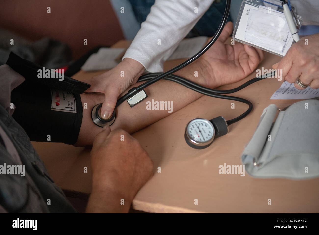 Krankenschwester Kontrolle Blutdruck in einer medizinischen Klinik Stockfoto