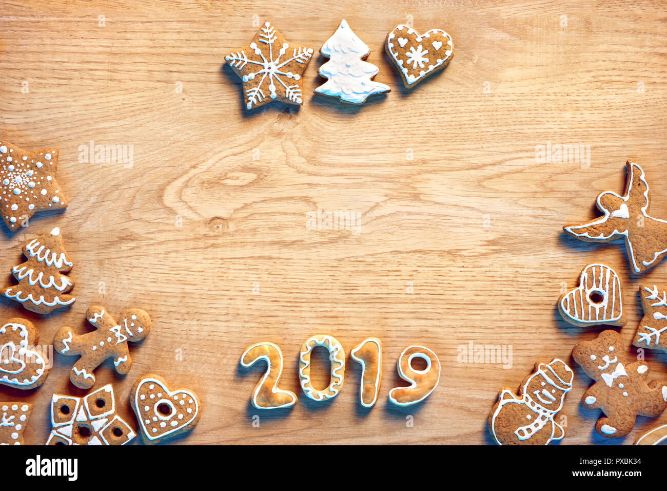 Frohe Weihnachten und ein glückliches neues Jahr! Hausgemachte Ingwer Cookies auf Holztisch. Kopieren Sie Platz für Ihren Text. Ansicht von oben. Weihnachten backen Konzept Stockfoto