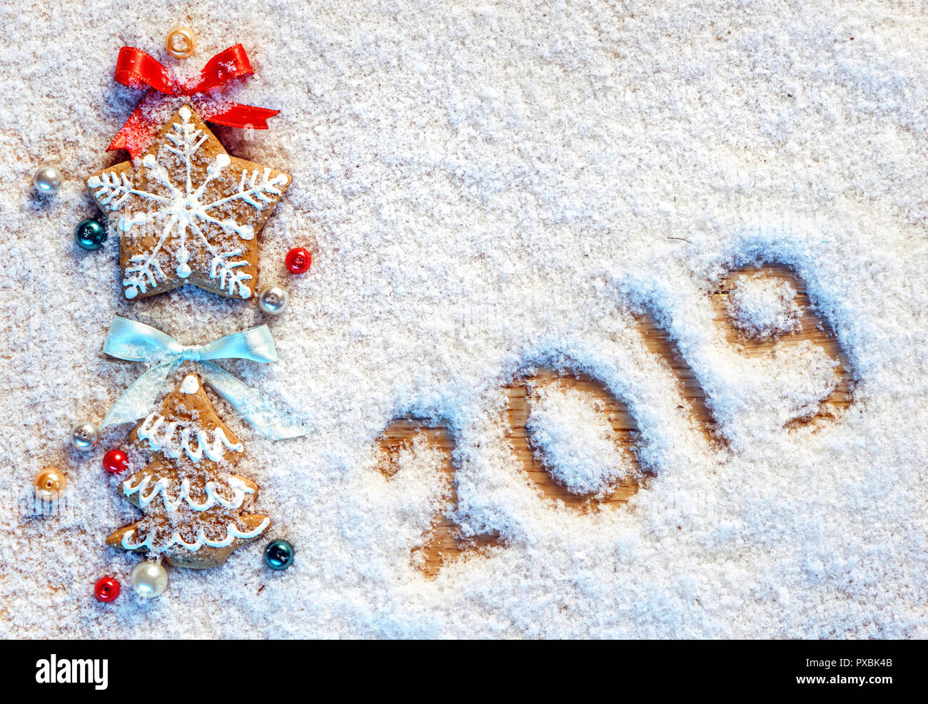 Frohe Weihnachten! Gingerbread Cookies auf verschneiten Hintergrund. Kopieren Sie Platz für Ihren Text. Weihnachten backen Konzept Stockfoto