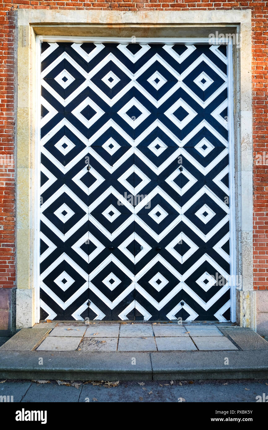 Alte Tor der Burg. Schwere hölzerne Tor in einem alten Palast