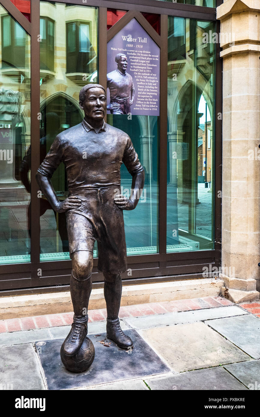 Walter Tull Statue Northampton Guildhall - Northampton Town Football Club 1911 erste schwarze Officer weiße britische Soldaten im WK1 zu führen. Stockfoto