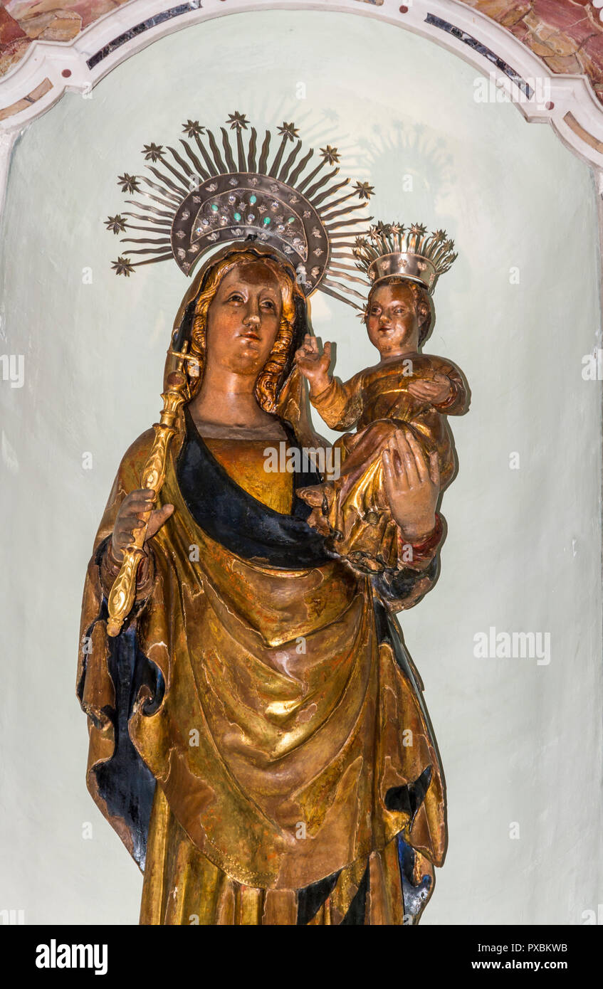 Innenraum der Kathedrale Santa Maria von Cagliari. Statue der schwarzen Madonna mit Kind Stockfoto