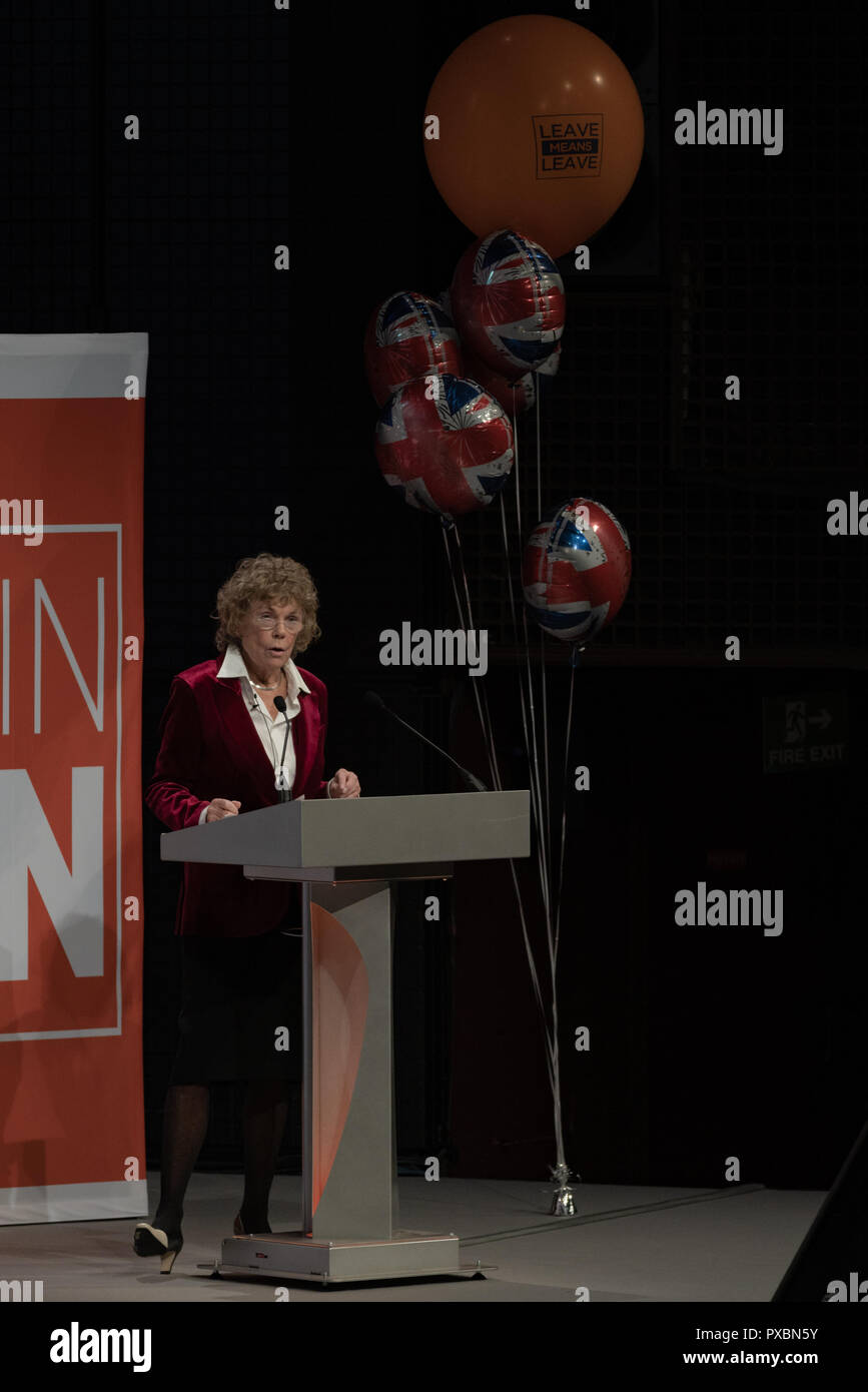 Harrogate, North Yorkshire, UK. 20. Oktober 2018. Kate Hoey MP, Owen Paterson MP, und Nigel Farage MDEP erscheinen bei einer Kundgebung in Harrogate und dem Harrogate Convention Center als Teil der Verlassen bedeutet Roadshow über Brexit zu sprechen lassen. Kate Hey spricht auf der Veranstaltung. Credit: Gefangen Light Fotografie begrenzt/Alamy leben Nachrichten Stockfoto